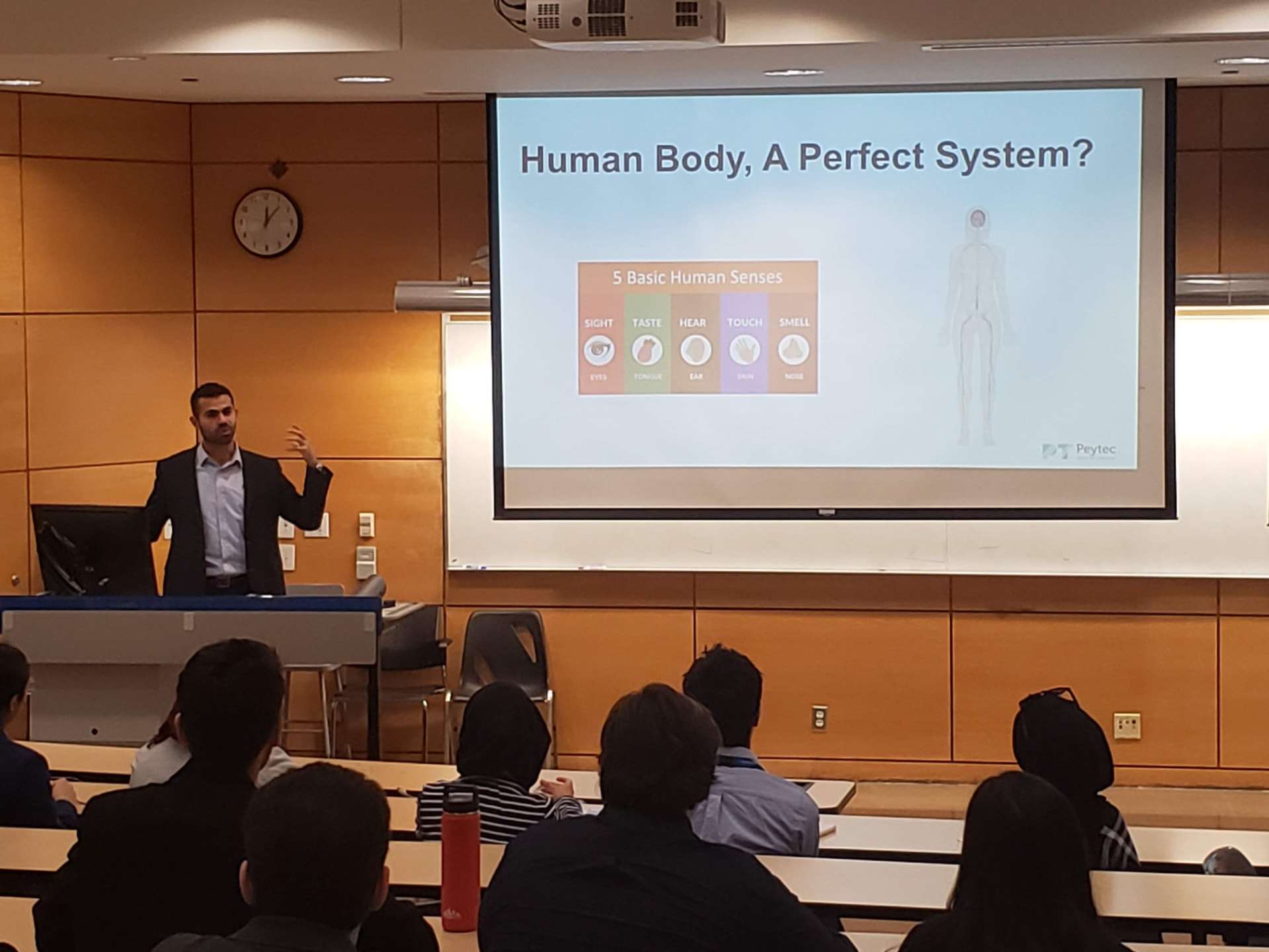 Peyman Moeini presenting to a classroom audience